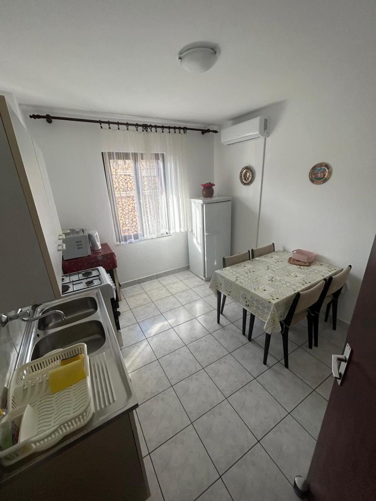 Apartmani Mate Vrban Karlobag Exteriör bild